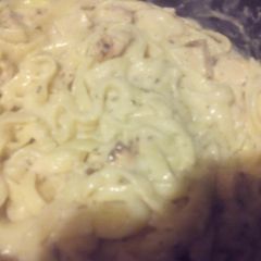 A picture of Chicken Alfredo Pasta.