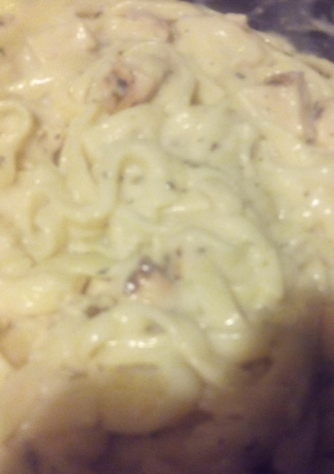 A picture of Chicken Alfredo Pasta.