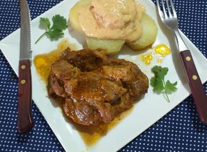 Una foto de Chuletas de CERDO al horno con papas a la huancaina