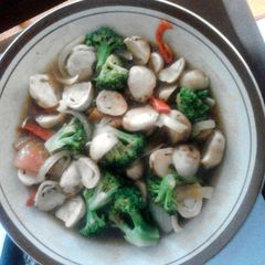 A picture of mushroom broccoli with oyster sauce.