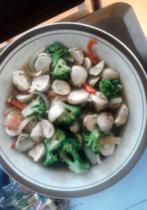 A picture of mushroom broccoli with oyster sauce.