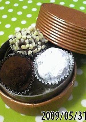 A picture of Roll 'em up! Easy Chocolate Truffles ★.