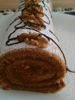 Una foto de Pionono de café relleno de dulce de leche y nueces