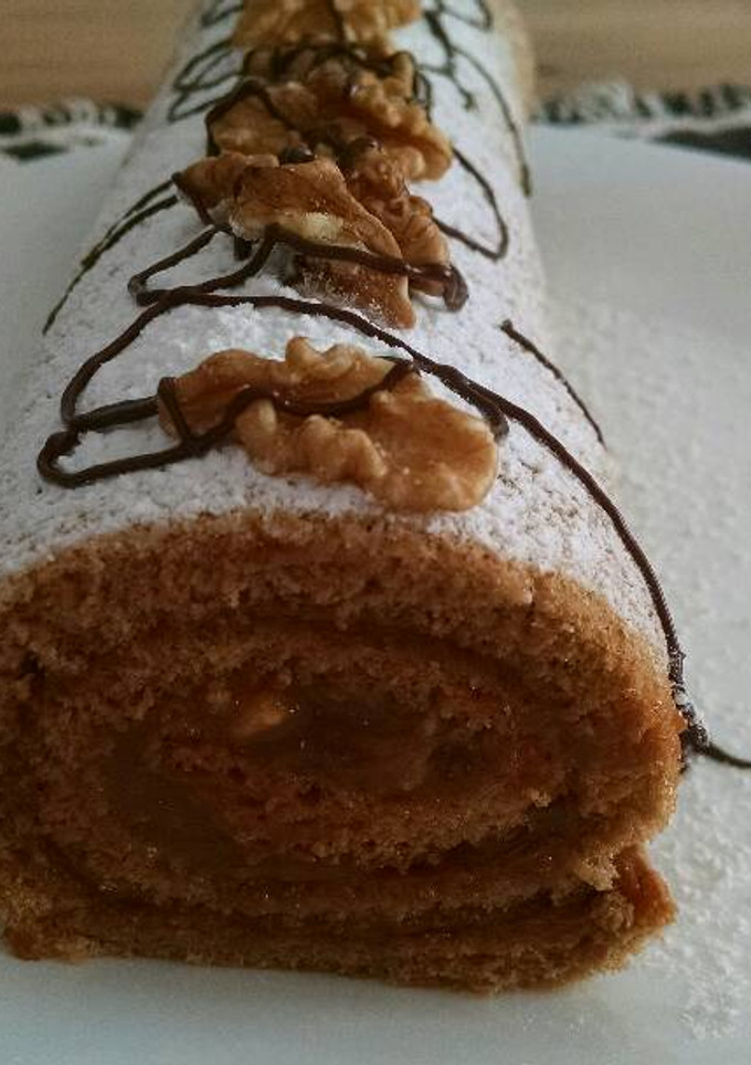 Una foto de Pionono de café relleno de dulce de leche y nueces