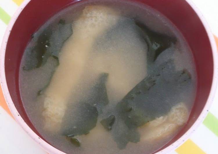 Recipe of Speedy Fluffy Aburaage and Wakame Seaweed Miso Soup