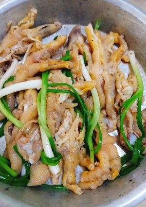 Hình của món Chân gà hấp hành.