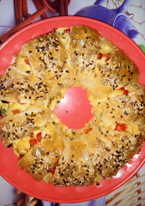 Sajtos-tojásos-baconös tésztakoszorú recept fotója