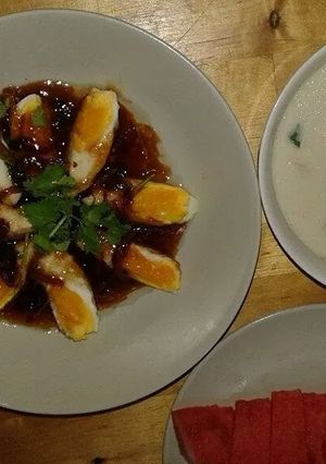 A picture of Kai look kaey or deep fry eggs in tamarine sauce.