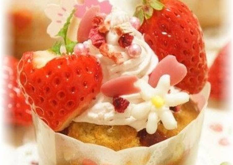 Strawberry-Decorated Cup Cakes - For Japanese Doll Festival