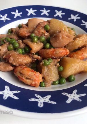 Foto principal de Guiso de calamar y gambones, con patatas, cebolla y guisantes