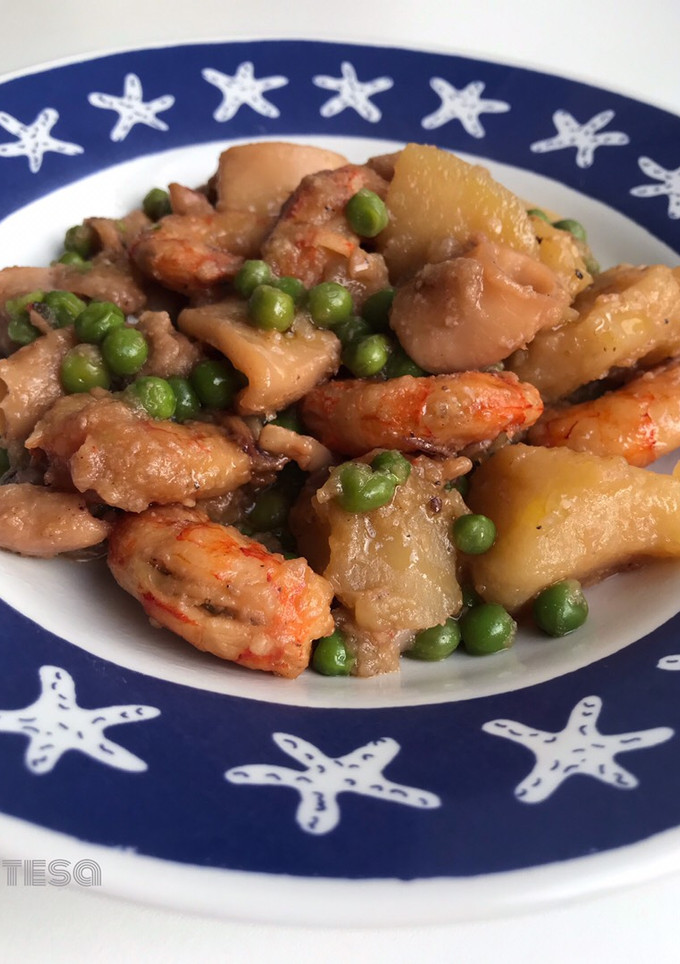 Una foto de Guiso de calamar y gambones, con patatas, cebolla y guisantes