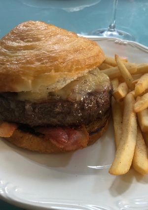 Una foto de French burguer con el toque Sonorense