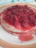Torta en capas con crema pastelera y fresas
