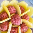 Cazuela de papas 🥔 con albóndigas bañada en salsa y queso 🧀