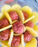 Cazuela de papas 🥔 con albóndigas bañada en salsa y queso 🧀