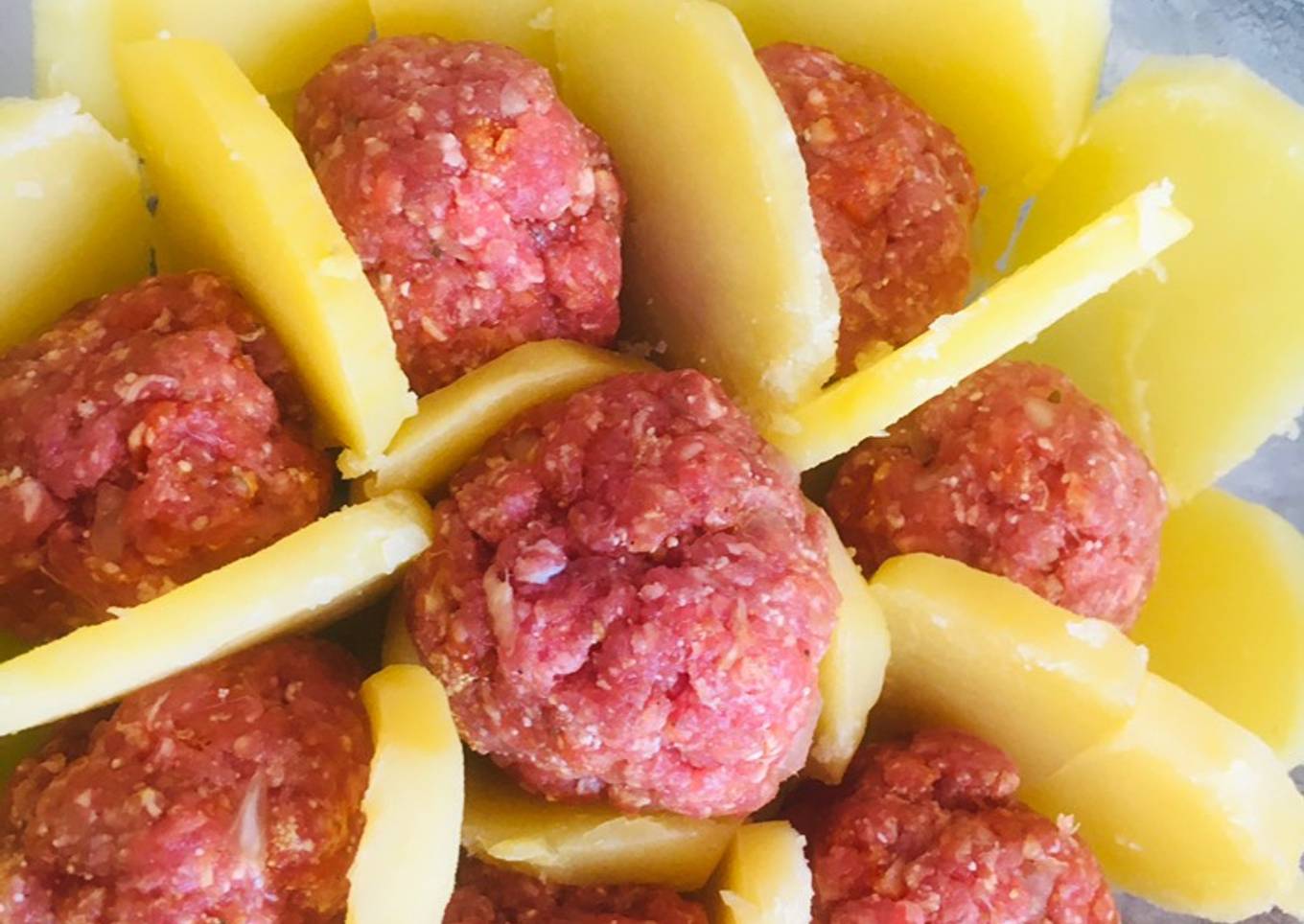 Cazuela de papas 🥔 con albóndigas bañada en salsa y queso 🧀