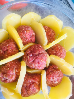 Una foto de Cazuela de papas 🥔 con albóndigas bañada en salsa y queso 🧀