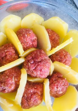 Una foto de Cazuela de papas 🥔 con albóndigas bañada en salsa y queso 🧀