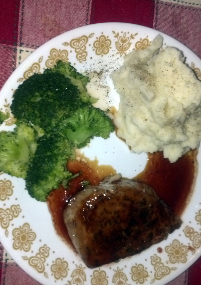 A picture of Raspberry Glazed Pork Chops.
