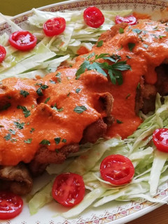 Una foto de Setas empanadas en salsa de pimiento de piquillo