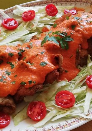 Una foto de Setas empanadas en salsa de pimiento de piquillo