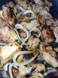 Trocitos de cerdo encebollado