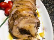 Una foto de carre de cerdo con ciruela