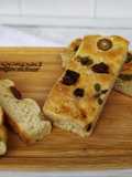 Focaccia con tomates secos y aceitunas