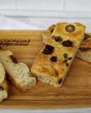Focaccia con tomates secos y aceitunas