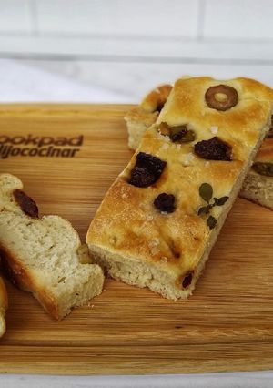 Una foto de Focaccia con tomates secos y aceitunas