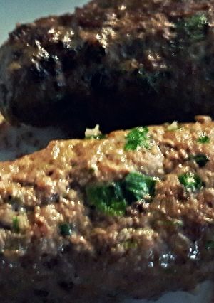 A picture of Ground Beef kofta / Carnasa tipo turco.