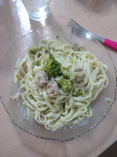 Una foto de Fideos con Salsa Brócoli y Pollo