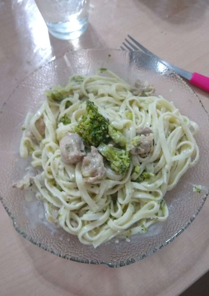 Una foto de Fideos con Salsa Brócoli y Pollo