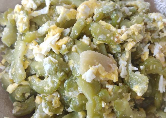 Bagaimana Membuat Pare tumis telur yang Enak Banget