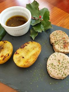 Una foto de Medallones de solomillo con salsa chimichurri