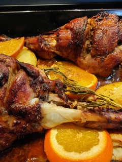 Una foto de Pierna de cordero lechal con naranja, y reducción de vermouth