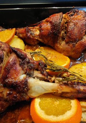 Una foto de Pierna de cordero lechal con naranja, y reducción de vermouth