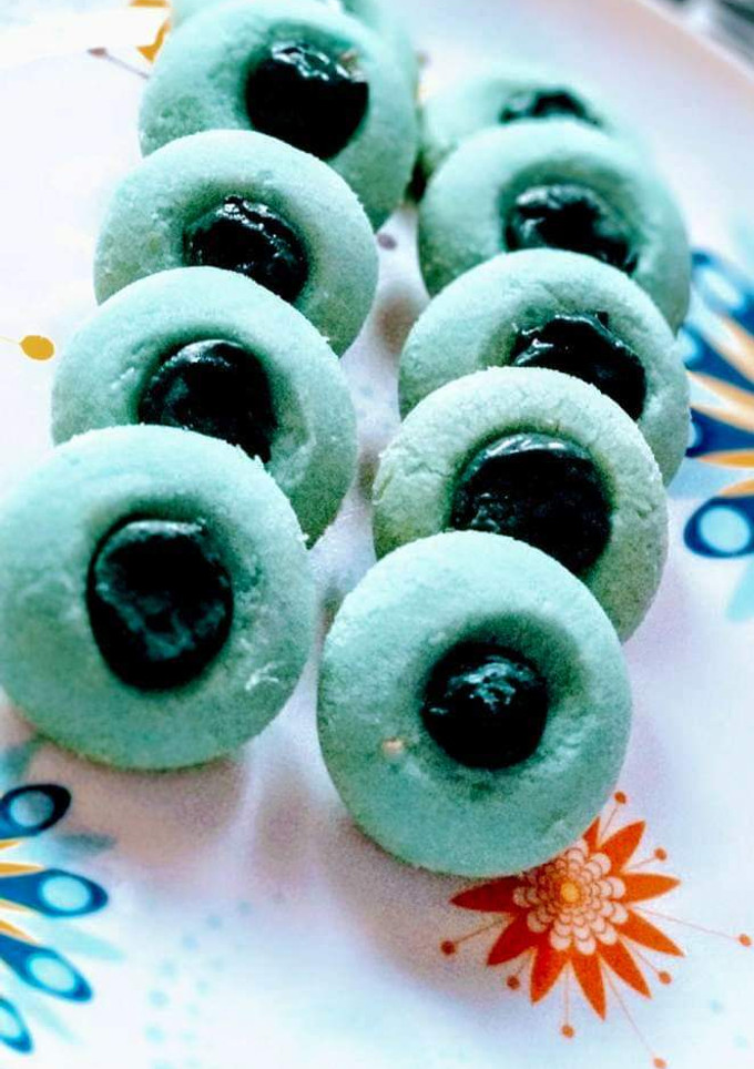 A picture of Thumb print cookies.