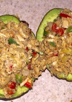 A picture of DELICIOUS & Easy Tuna Stuffed Avocado! AKA Tuna Avocado tapas.