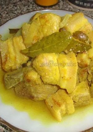 A picture of Adobo sa Dilaw (Pork stewed in vinegar, garlic and turmeric).