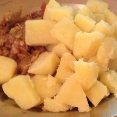 A picture of Boiled sweet potatoes served with stewed cabbage.