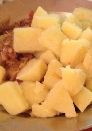 A picture of Boiled sweet potatoes served with stewed cabbage.
