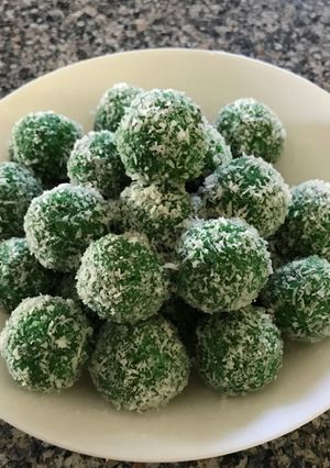 A picture of Paan coconut laddoo.