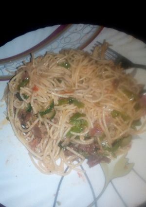 A picture of Spaghetti mixed with beef.