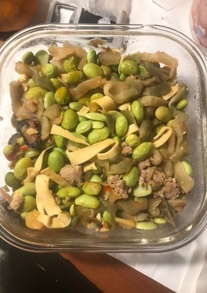 A picture of Pan fry ground pork with Bean curd sheet, edamame and preserved mustard stem.