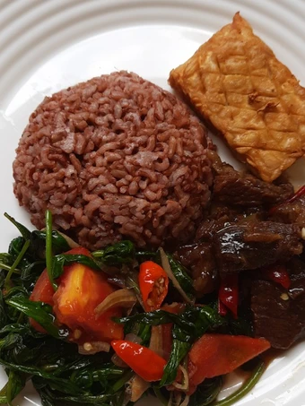 Cara Gampang Membuat Resep Nasi Merah &amp; Lauk (daging kecap, tumis kangkung, tempe goreng) yang Lezat Sekali Anti Ribet, Mantap