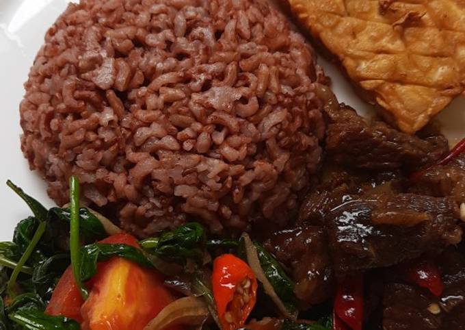 Langkah Mudah untuk Menyiapkan Nasi Merah &amp;amp; Lauk (daging kecap, tumis kangkung, tempe goreng) yang Lezat