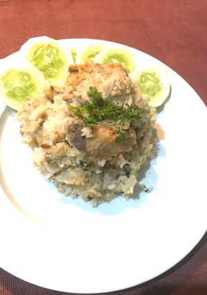 A picture of White chicken biryani.