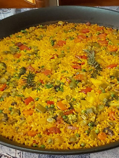 Una foto de Paella arroz integral con verduras