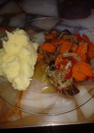 Una foto de Bife a la criolla con puré de papas.😊
